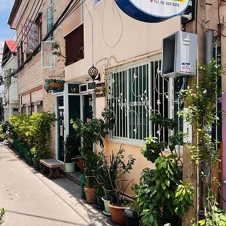 Ricos Honey Place Guesthouse Bangkok Exterior photo