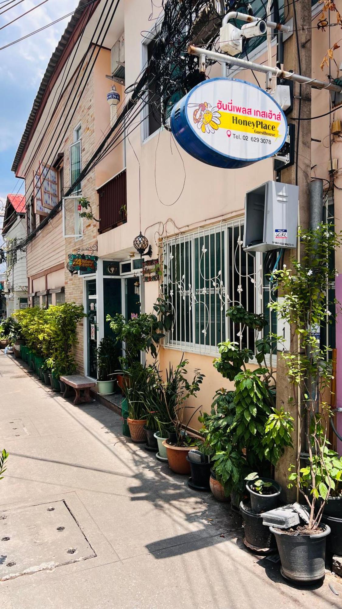 Ricos Honey Place Guesthouse Bangkok Exterior photo
