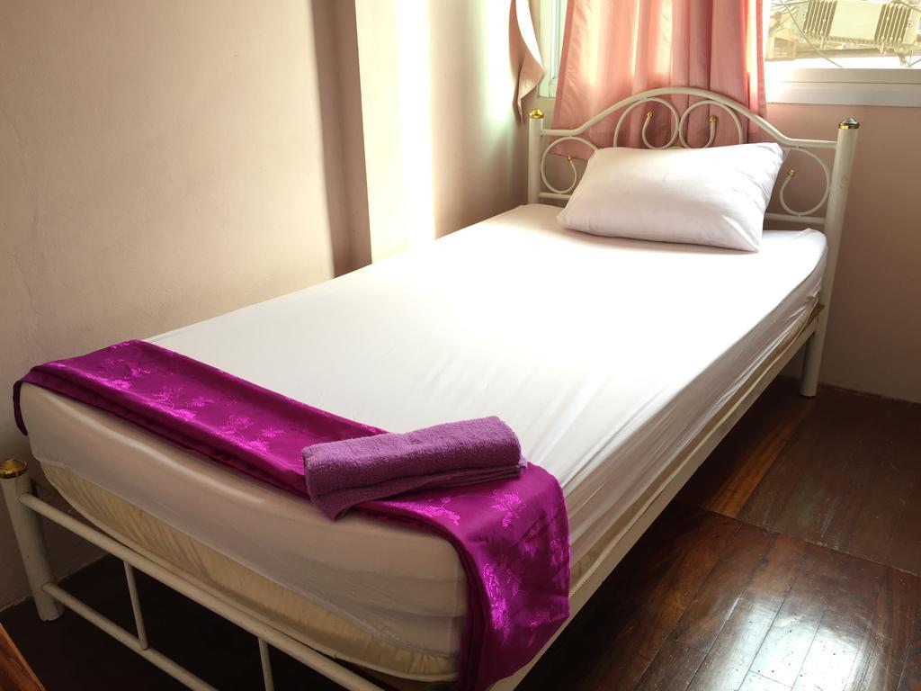 Ricos Honey Place Guesthouse Bangkok Exterior photo
