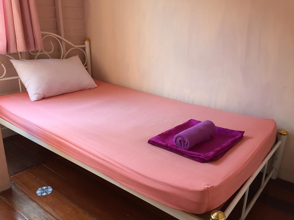 Ricos Honey Place Guesthouse Bangkok Exterior photo