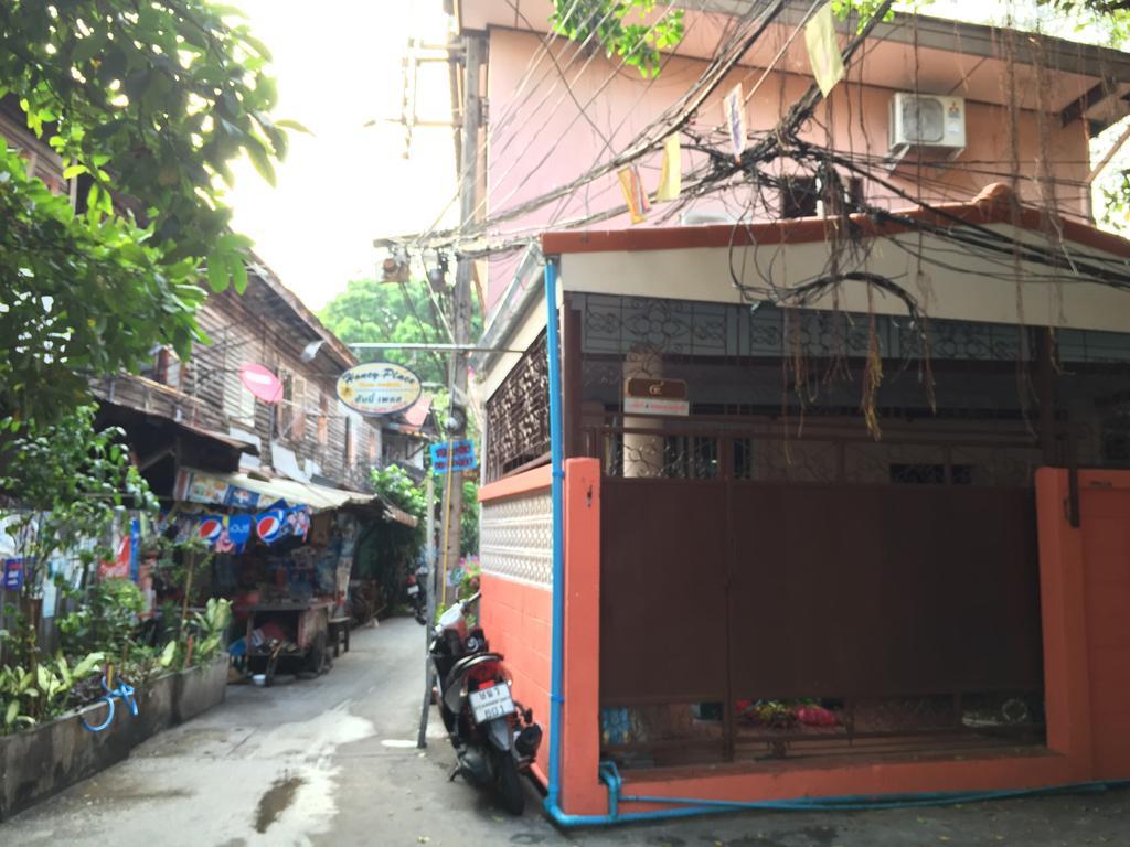Ricos Honey Place Guesthouse Bangkok Exterior photo