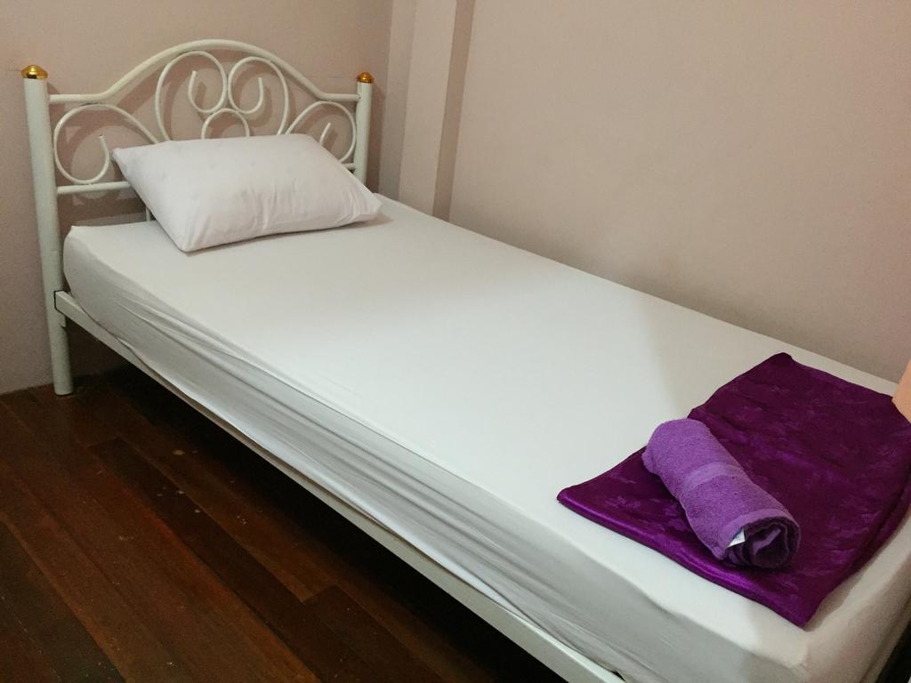 Ricos Honey Place Guesthouse Bangkok Exterior photo