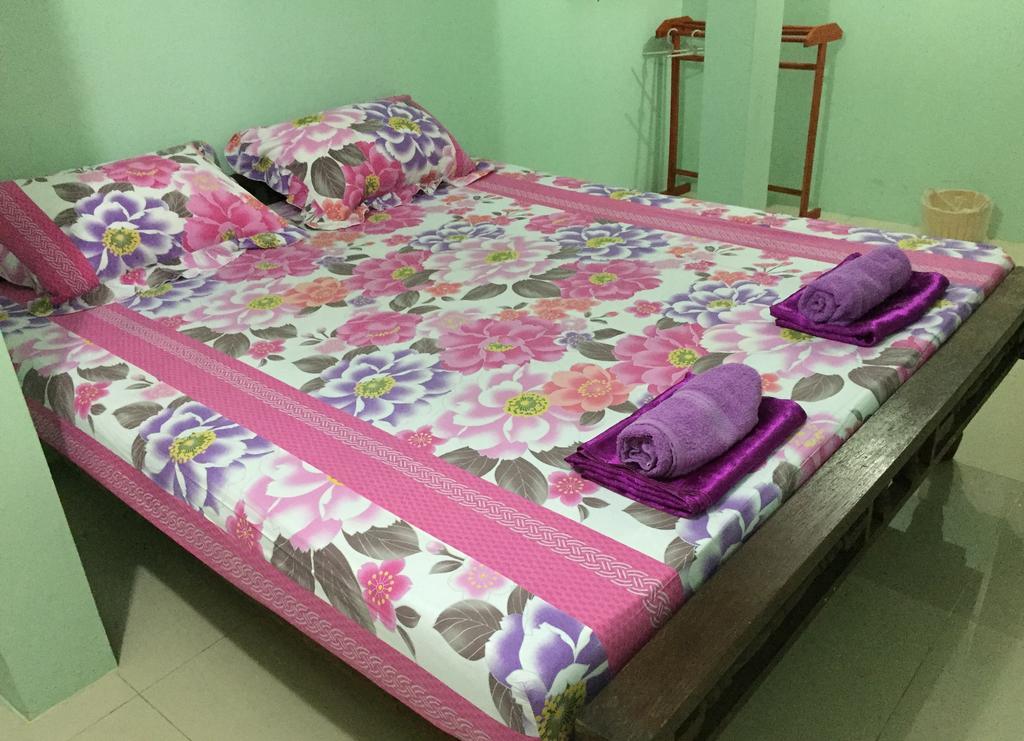 Ricos Honey Place Guesthouse Bangkok Exterior photo