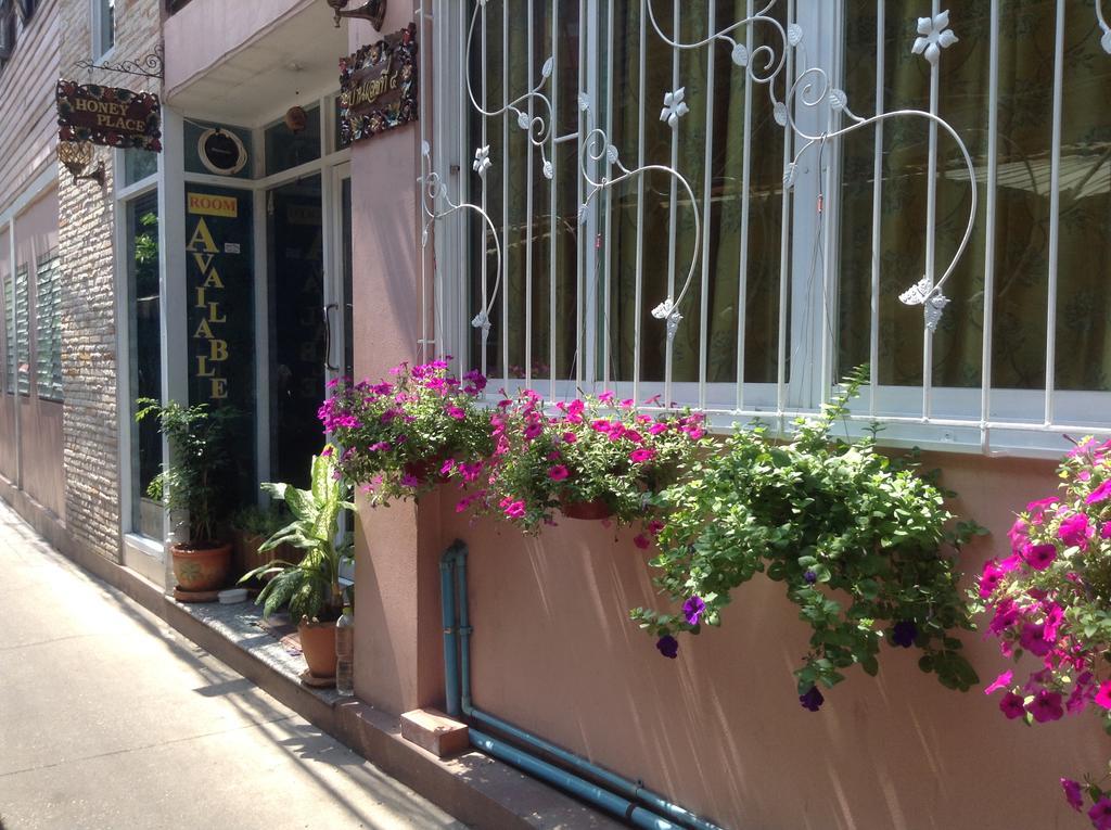 Ricos Honey Place Guesthouse Bangkok Exterior photo