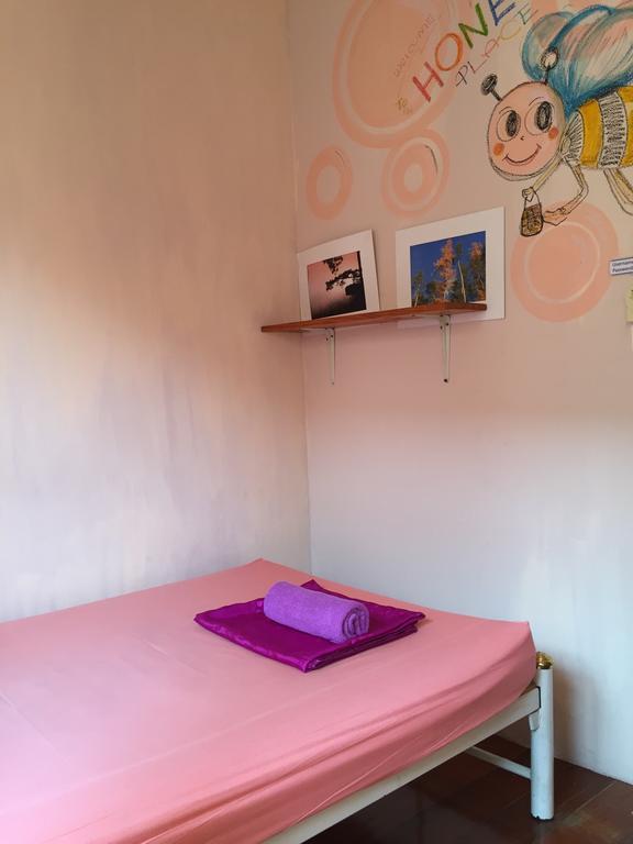 Ricos Honey Place Guesthouse Bangkok Exterior photo