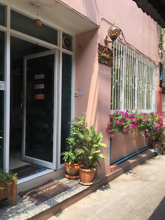 Ricos Honey Place Guesthouse Bangkok Exterior photo
