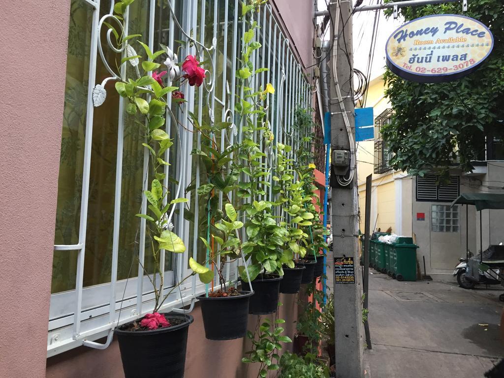 Ricos Honey Place Guesthouse Bangkok Exterior photo
