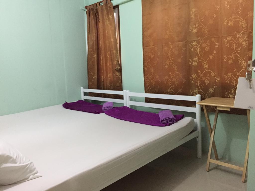 Ricos Honey Place Guesthouse Bangkok Exterior photo