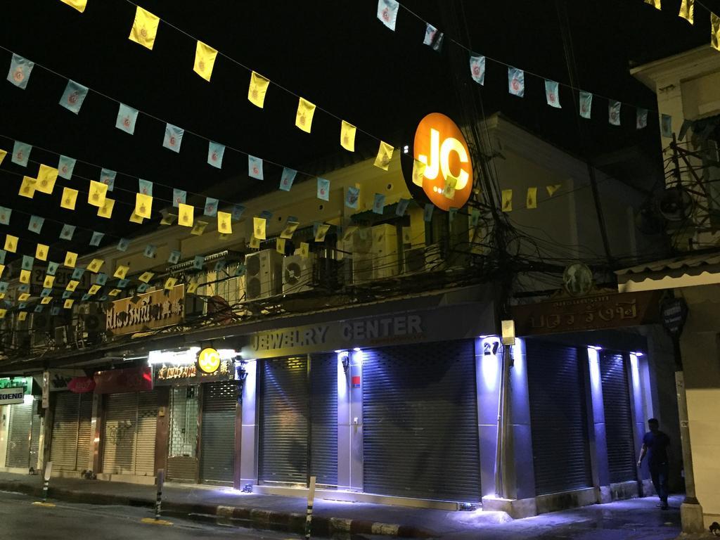 Ricos Honey Place Guesthouse Bangkok Exterior photo