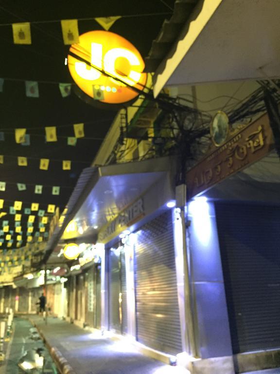 Ricos Honey Place Guesthouse Bangkok Exterior photo