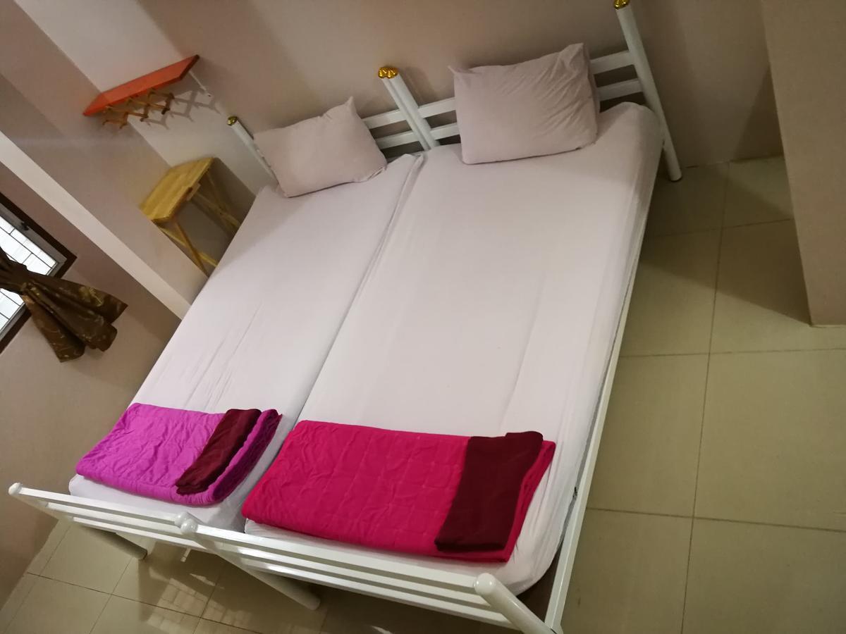 Ricos Honey Place Guesthouse Bangkok Exterior photo
