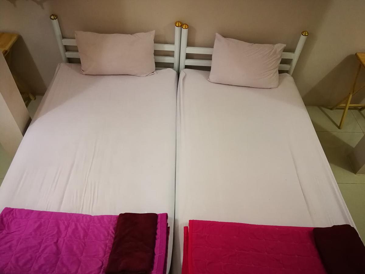 Ricos Honey Place Guesthouse Bangkok Exterior photo